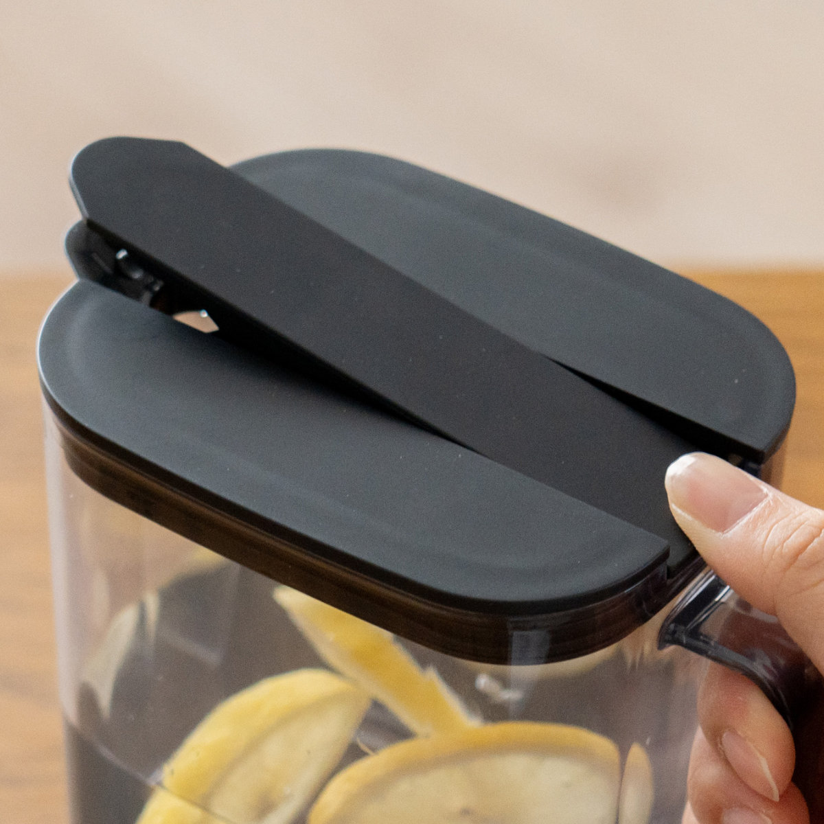 ピッチャー ドアポケットに収まる冷水筒 1.1L ( 2個セット 食洗機対応 ワンプッシュ 広口 日本製 冷水筒 ボトル ポット ウォーター 麦茶 お茶 シンプル おしゃれ プラスチック ) 【ホワイト】 ホワイト