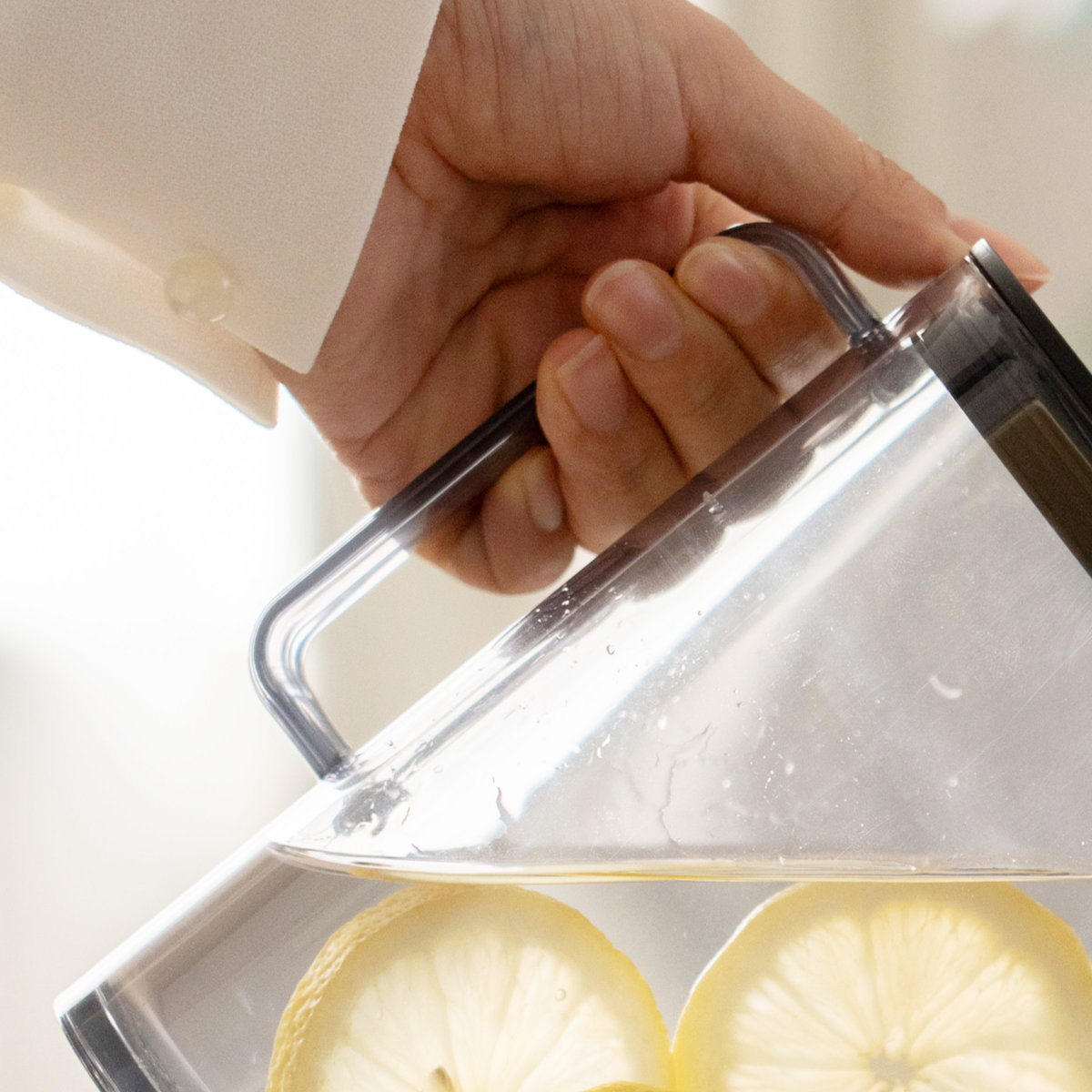 ピッチャー 棚に収まる冷水筒 1.5L ( 2個セット 食洗機対応 ワンプッシュ 広口 冷水筒 ボトル ポット ウォーター 麦茶 お茶 ハンドル付き プラスチック シンプル おしゃれ ) 【ブラック】 ブラック