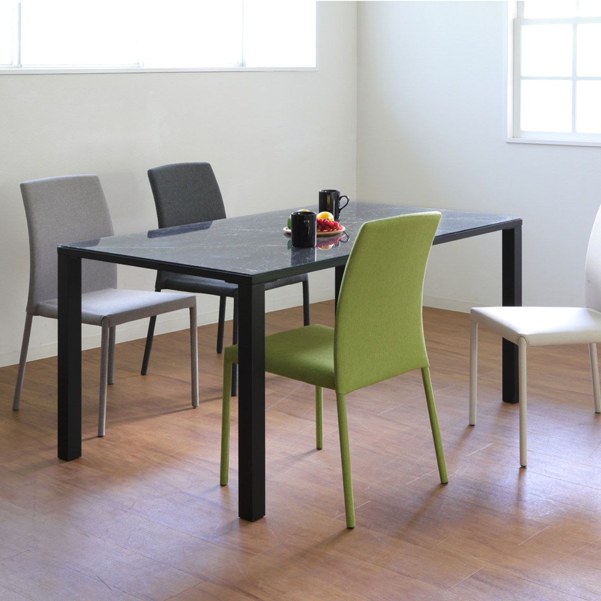 ダイニングテーブル 幅135cm ガラス天板 大理石調 CLAVIER ( テーブル 食卓テーブル 長方形 机 ダイニング 食卓 リビングテーブル 石目模様 ガラステーブル 奥行80cm 強化ガラス アジャスター付き ) 【ホワイト】 ホワイト