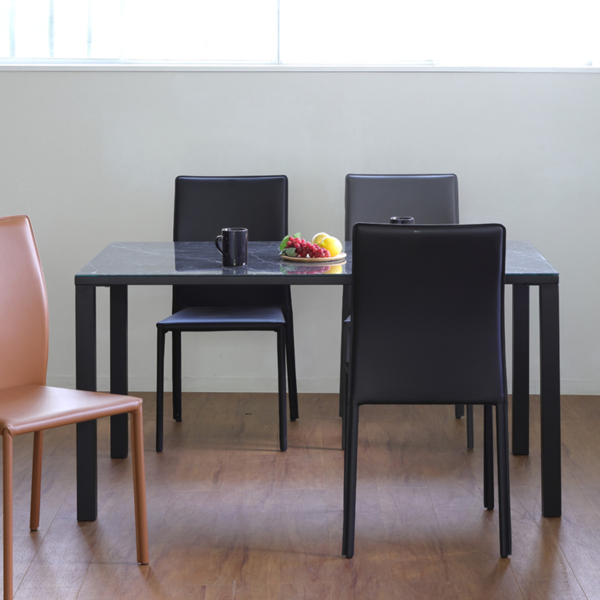 ダイニングテーブル 幅135cm ガラス天板 大理石調 CLAVIER ( テーブル 食卓テーブル 長方形 机 ダイニング 食卓 リビングテーブル 石目模様 ガラステーブル 奥行80cm 強化ガラス アジャスター付き ) 【ホワイト】 ホワイト