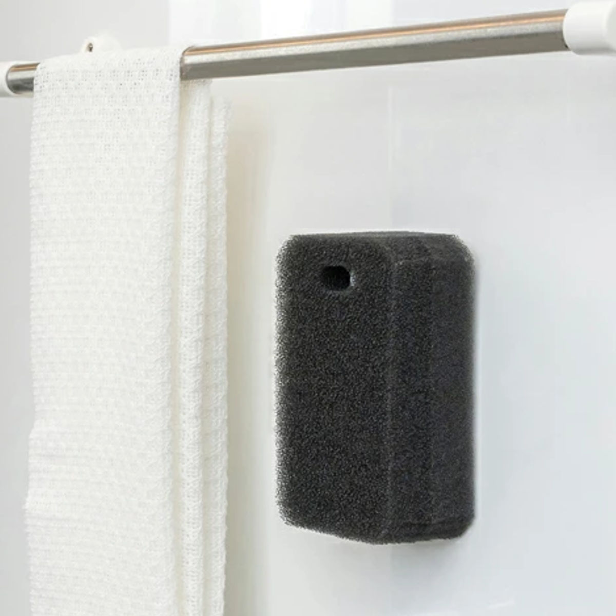 浴槽洗い スポンジ フック付き sm＠rt649 （ スマート お風呂掃除 バススポンジ シンプル 黒 水切れ 泡立ち 浮かして収納 マグネット 掃除用品 掃除用スポンジ お風呂 掃除 ）