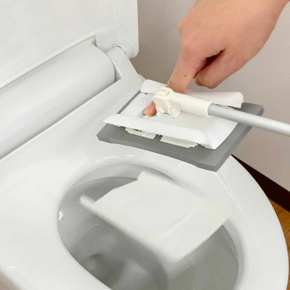 ワンプッシュトイレワイパー ケース付き 360度回転 シート 取り外し簡単 ( トイレワイパー ケース 付き 着脱簡単 360度回転 ミニ フロアワイパー シンプル ホワイト 掃除用品 床掃除 トイレ掃除 )