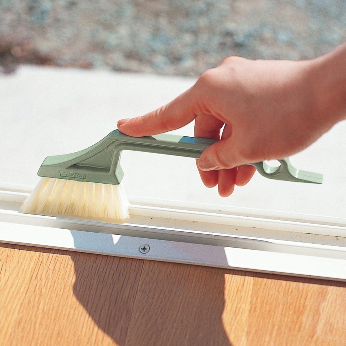 ニューサッシブラシ 窓掃除 溝掃除 水に強い ( ブラシ 隙間 サッシ レール コンパクト 掃き掃除 水洗い スクレーパー付き 下駄箱 玄関 掃除用品 清掃用品 窓掃除グッズ 掃除 掃除グッズ )