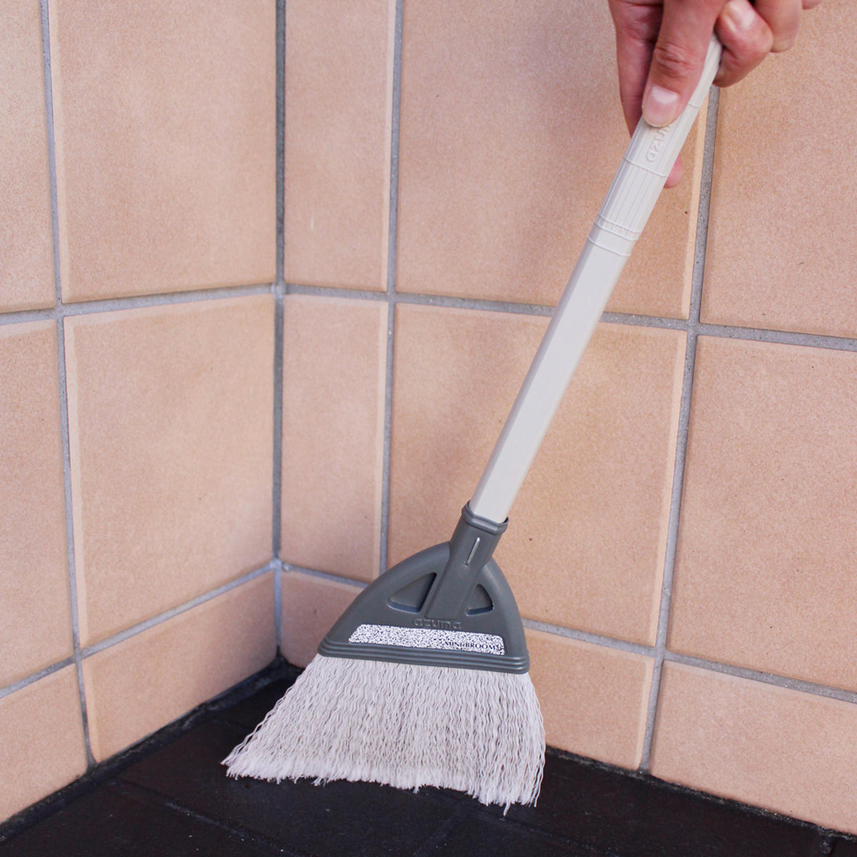 ほうき 樹脂製ホウキ コンパクト ミニブルーム くつ箱の中 ベランダ テーブル ( ミニほうき 玄関 下駄箱 網戸 屋外 室内 兼用 化学繊維 小さい ホウキ 箒 掃除用品 清掃用品 掃除 掃除グッズ )