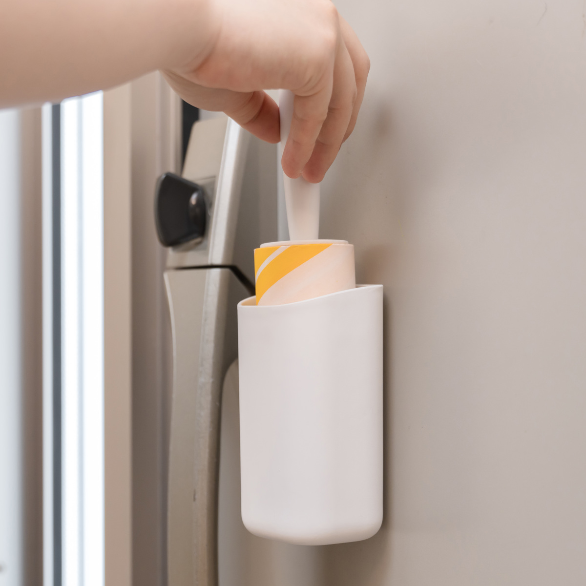 粘着ローラー ミニケース付き 洋服用 磁石 マグネット ( 衣類 ほこり取り 粘着クリーナー 身だしなみ 洋服 玄関収納 小さい コンパクト ケース付き マグネット収納 )