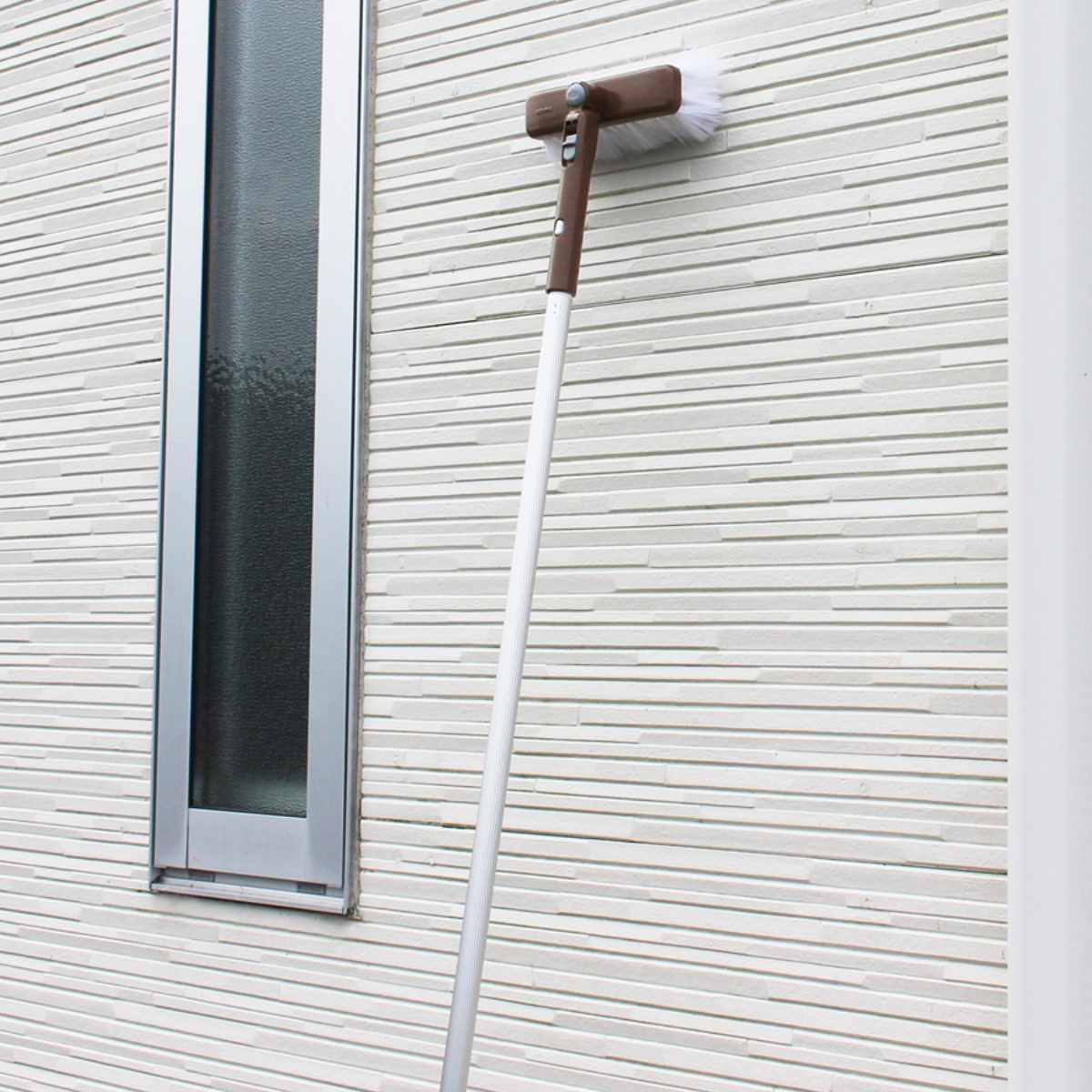 外壁ブラシ 角度がかわる ロング 高所 網戸 シャッター カビ ( 外壁 掃除 コケ取り 縦 横 回転 屋外 外壁掃除 掃除用品 年末掃除 掃除用具 )