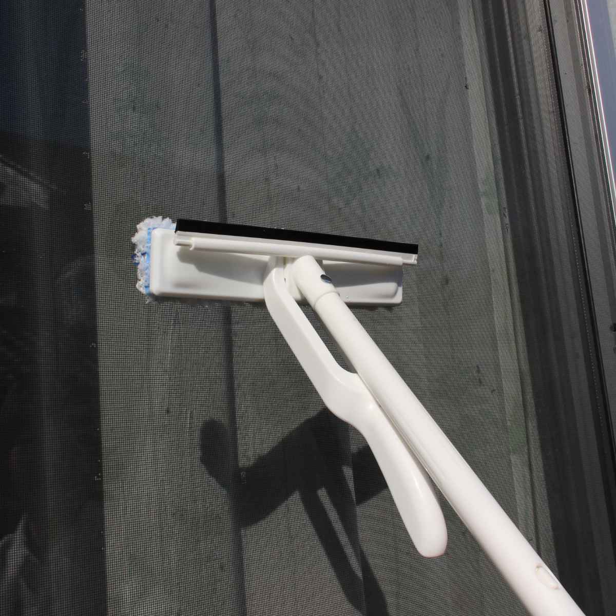 窓 網戸 ワイパー 掃除 楽絞りワイパー 拭き幅約24cm 水だけで洗える ( 窓掃除 網戸掃除 水切りワイパー 絞れる 柄付き 伸縮 長い 年末掃除 大掃除 掃除用品 便利グッズ )