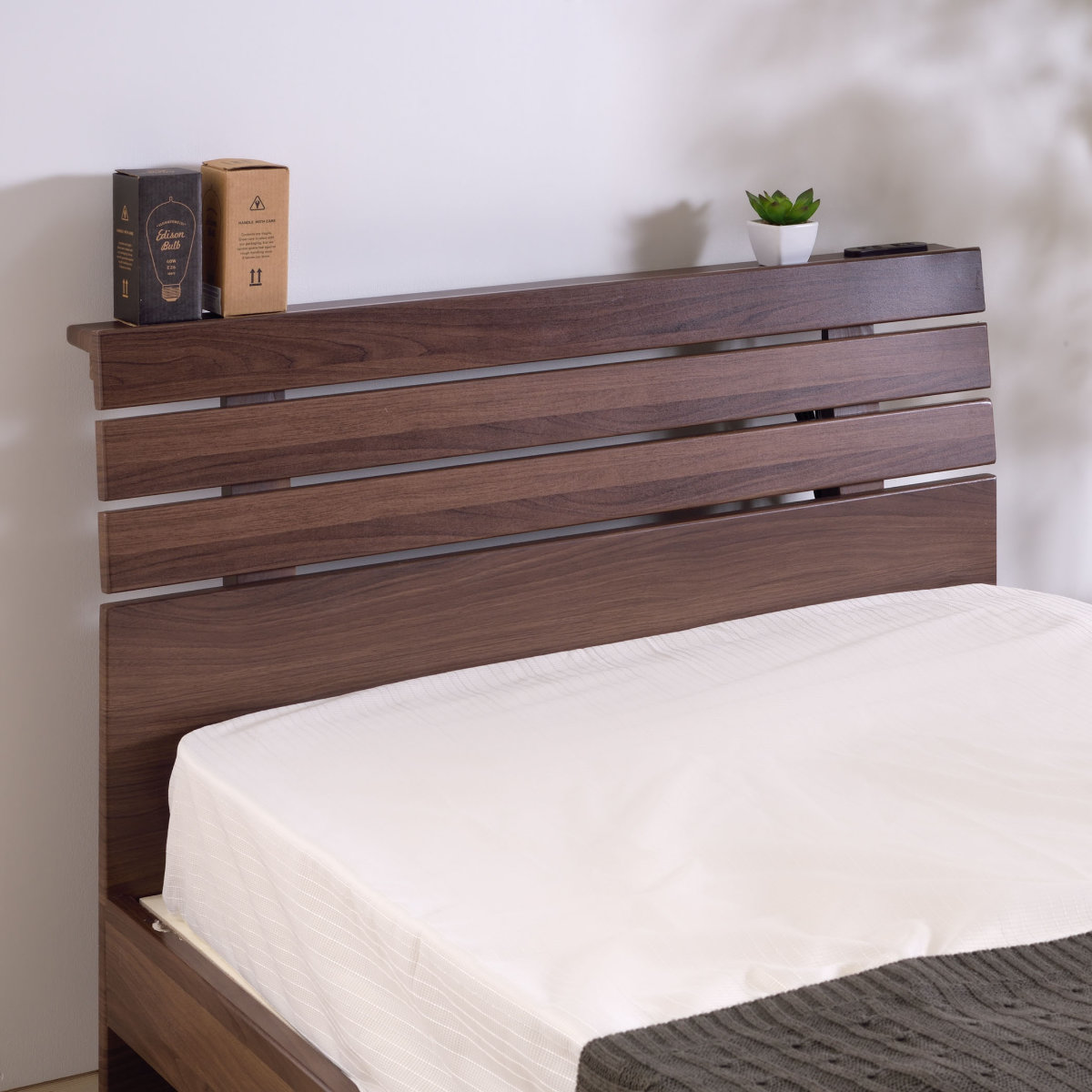 ベッド シングルベッド すのこ状 ( ベッドフレーム シングル すのこベッド 床板 木製 ベッド本体 ヘッドボード コンセント 寝具 寝室 子供部屋 シングルサイズ 一人暮らし スタイリッシュ 通気性 )