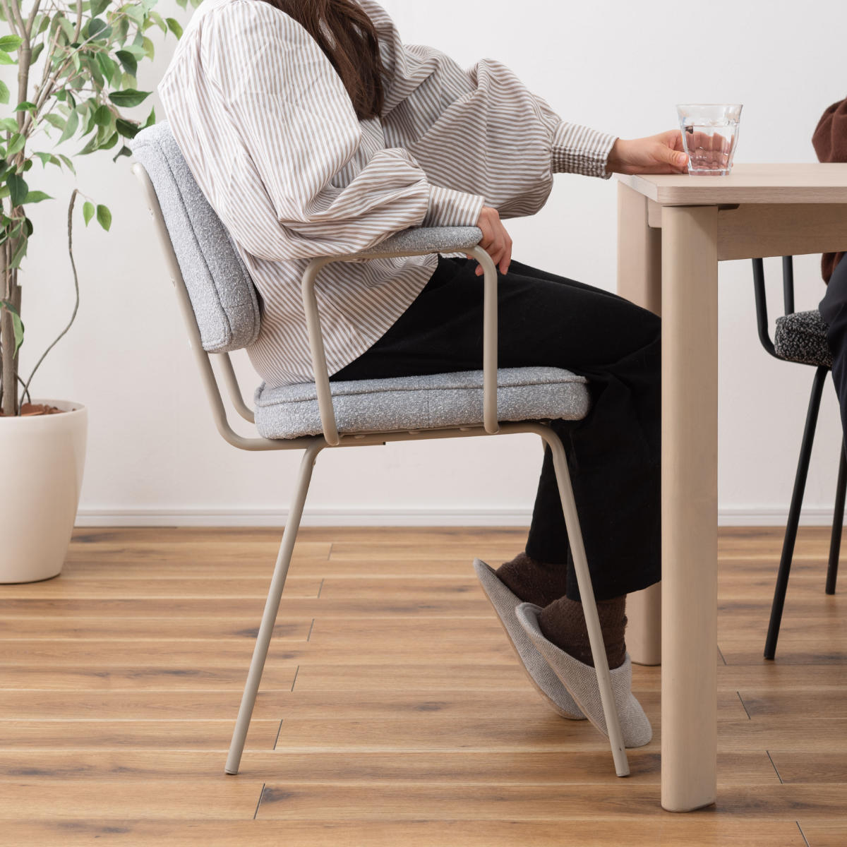 ダイニングチェア 座面高48cm アームチェア ブークレ生地 ( 食卓 ダイニング 食卓椅子 チェアー チェア 椅子 いす イス 肘付き 肘掛 ひじ掛け ふんわり 簡単組立 ファブリック 布 おしゃれ シンプル スチール モダン デスクチェア ) 【ダークグレー】 ダークグレー