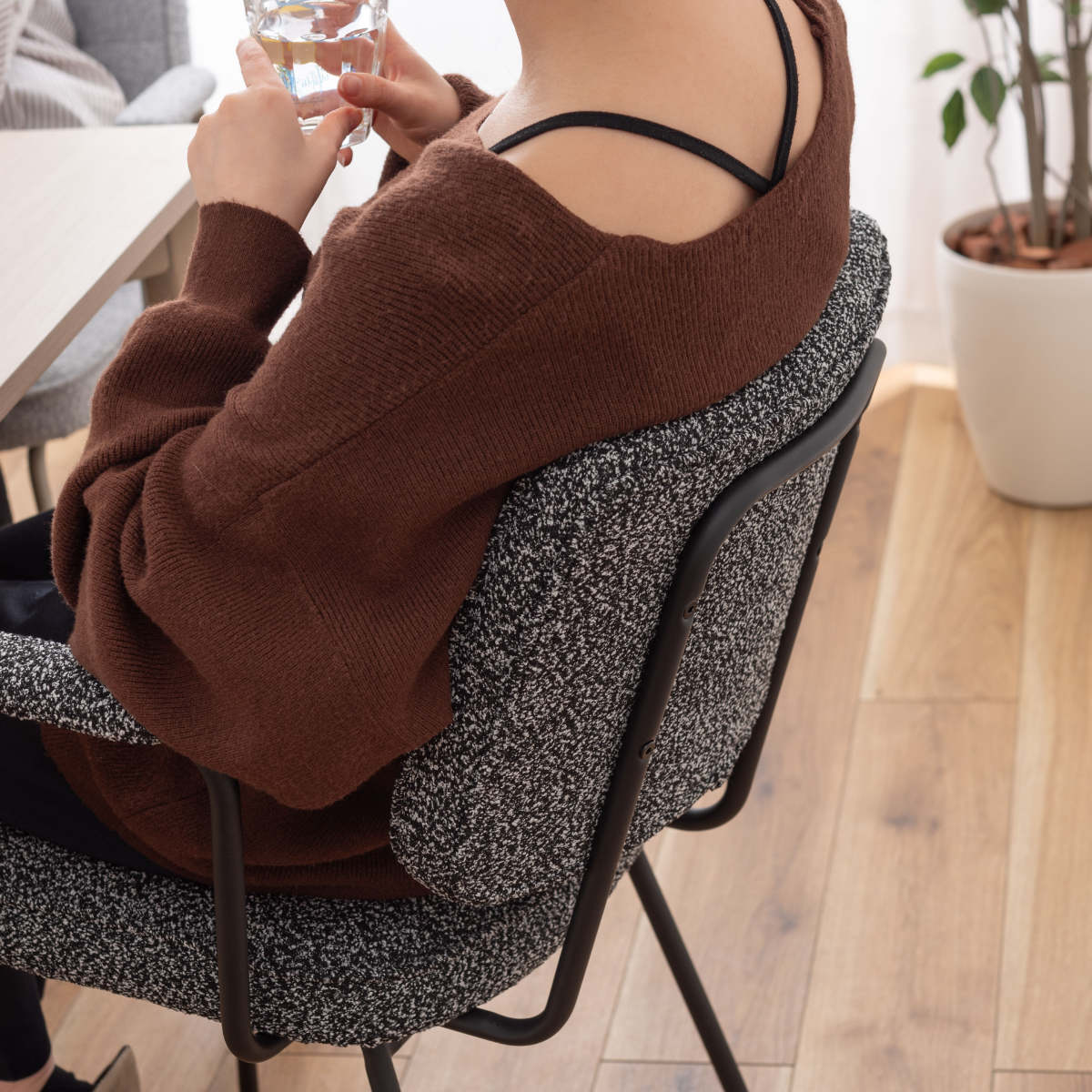 ダイニングチェア 座面高48cm アームチェア ブークレ生地 ( 食卓 ダイニング 食卓椅子 チェアー チェア 椅子 いす イス 肘付き 肘掛 ひじ掛け ふんわり 簡単組立 ファブリック 布 おしゃれ シンプル スチール モダン デスクチェア ) 【ダークグレー】 ダークグレー