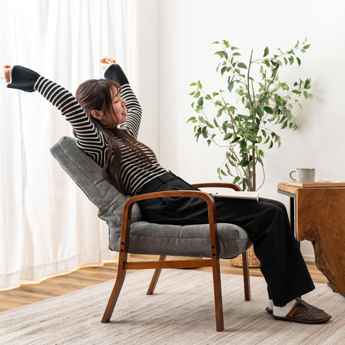 高座椅子 座面高44.5cm 6段階リクライニング 肘掛け付き ( チェア 椅子 ソファ 1人掛け 高さ調節 リクライニングチェア 折りたたみ 肘付き 高齢者 コンパクト ファブリック リビング 読書 木製 軽量 折り畳み ) 【ベージュ】 ベージュ