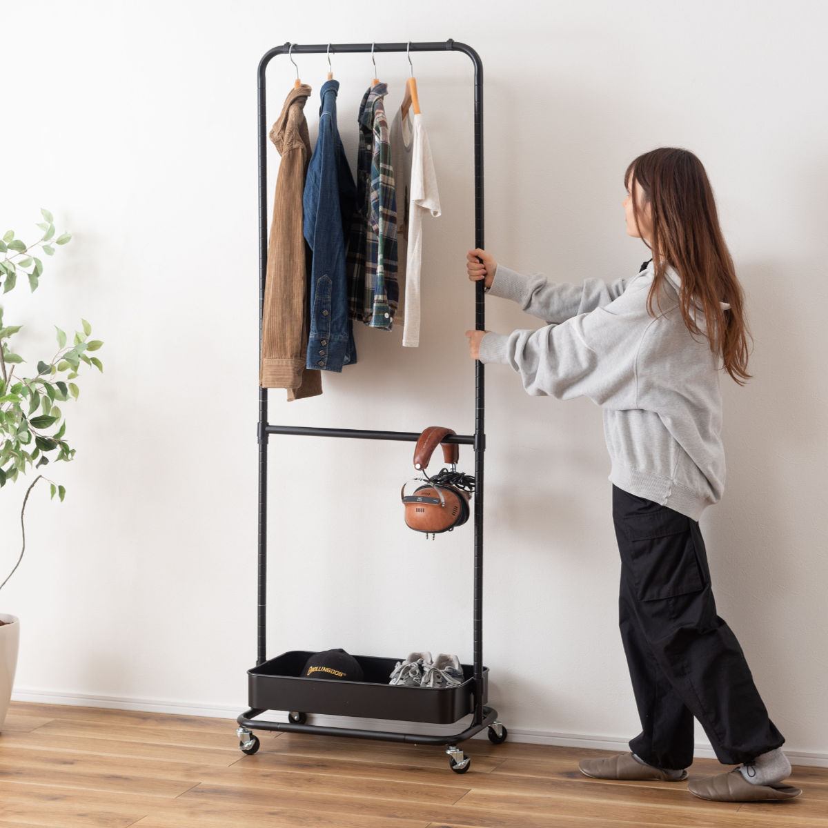 ハンガーワゴン 幅59.5cm 1段 キャスター付 スチール ( ハンガーラック ワゴン トローリー カゴ 棚付 バスケットトローリー 高さ調節 コートハンガー ランドセルラック ブラック グレー ホワイト ) 【ブラック】 ブラック