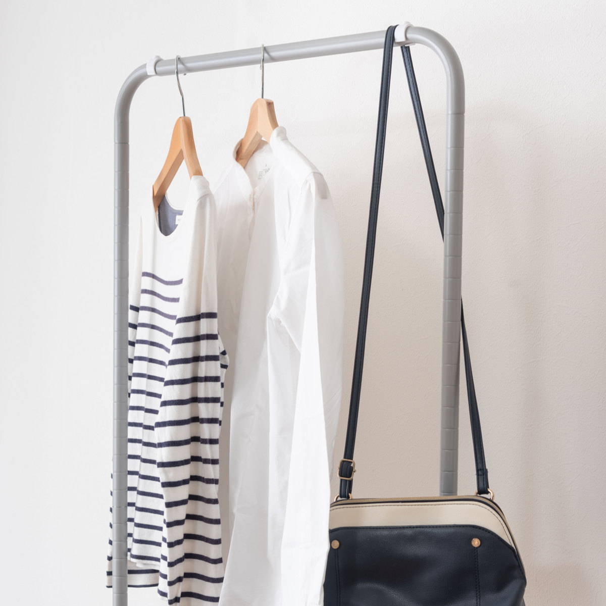 ハンガーワゴン 幅59.5cm 1段 キャスター付 スチール ( ハンガーラック ワゴン トローリー カゴ 棚付 バスケットトローリー 高さ調節 コートハンガー ランドセルラック ブラック グレー ホワイト ) 【ブラック】 ブラック