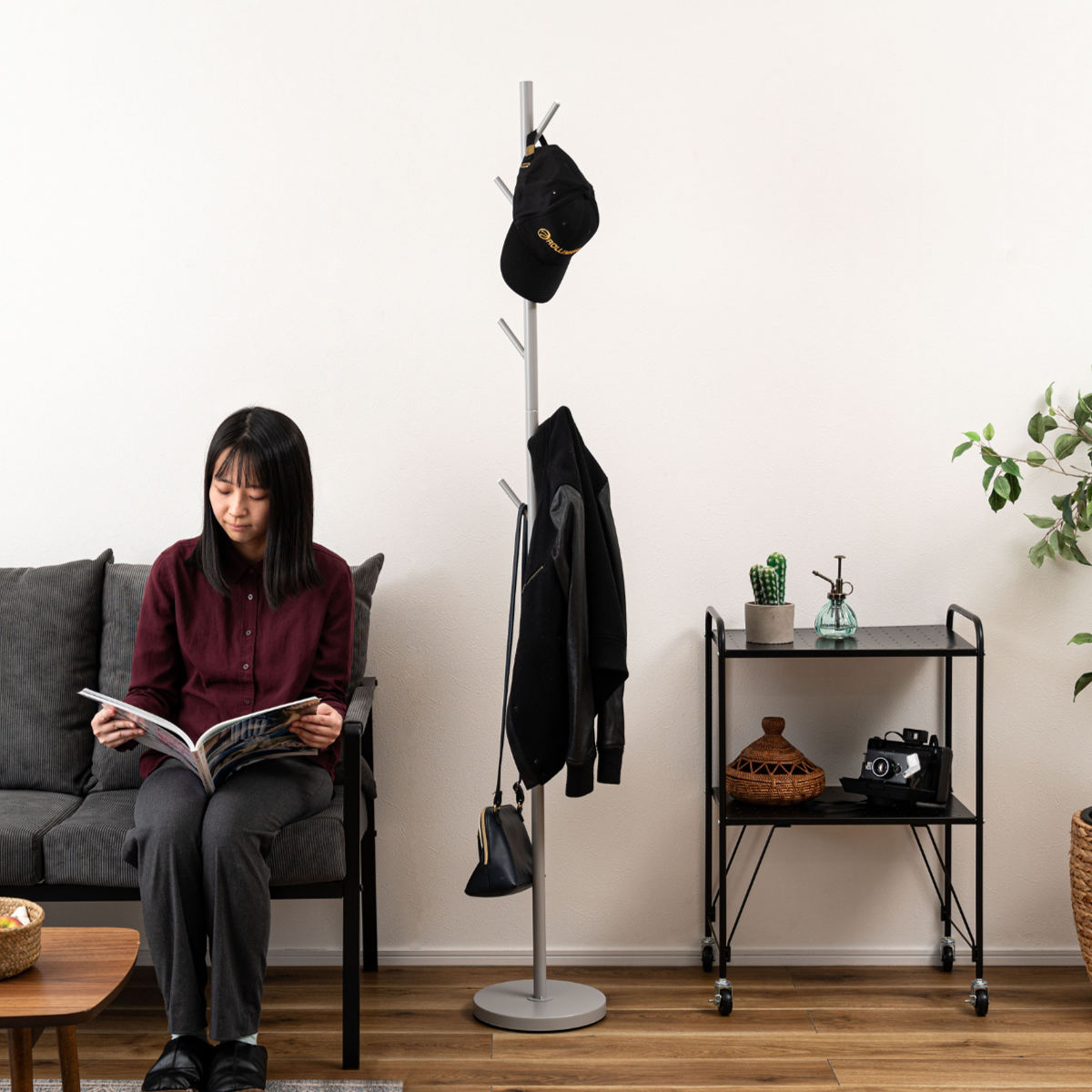 ポールハンガー 幅26cm フック7本 スチール ( ポールスタンド スリム コート掛け 玄関 省スペース ハンガーポール 衣類収納 すき間 ブラック グレー ホワイト ) 【ホワイト】 ホワイト