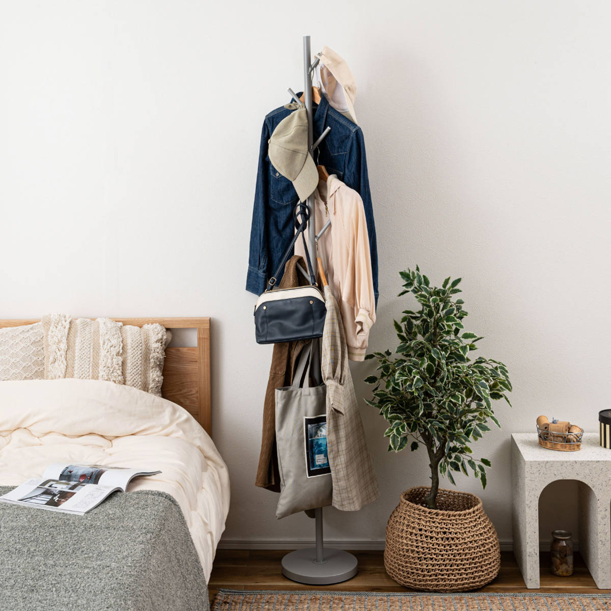 ポールハンガー 幅26cm フック7本 スチール ( ポールスタンド スリム コート掛け 玄関 省スペース ハンガーポール 衣類収納 すき間 ブラック グレー ホワイト ) 【ホワイト】 ホワイト