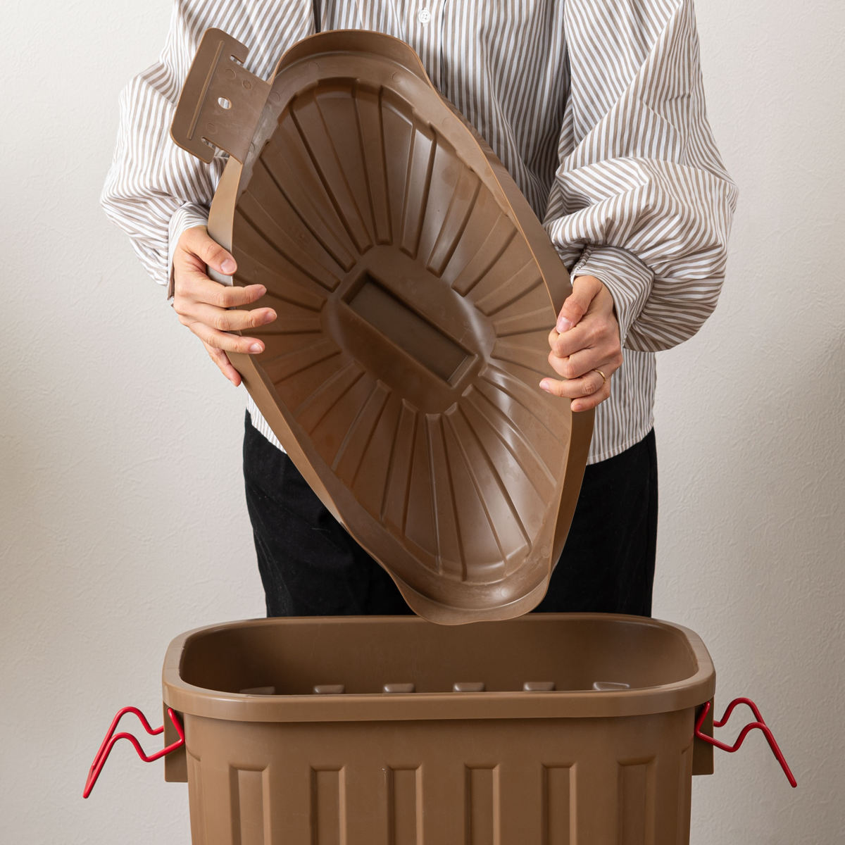 ゴミ箱 タフカン 60L 大容量 屋外 日本製 耐衝撃 フタ付き 軽い ( ごみ箱 60リットル ふた付き ペール 大きい かわいい おしゃれ 角型 プラスチック 強度 強い 軽量 ロックバー付き カラス対策 ) 【チャコールグレー】 チャコールグレー