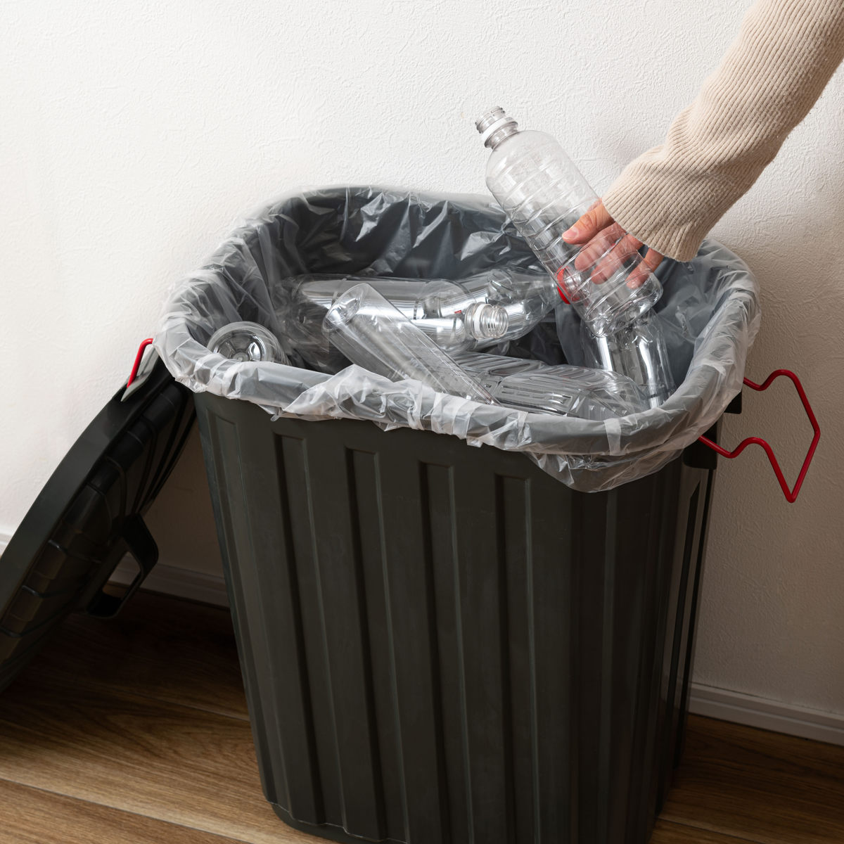 ゴミ箱 タフカン 60L 大容量 屋外 日本製 耐衝撃 フタ付き 軽い ( ごみ箱 60リットル ふた付き ペール 大きい かわいい おしゃれ 角型 プラスチック 強度 強い 軽量 ロックバー付き カラス対策 ) 【チャコールグレー】 チャコールグレー