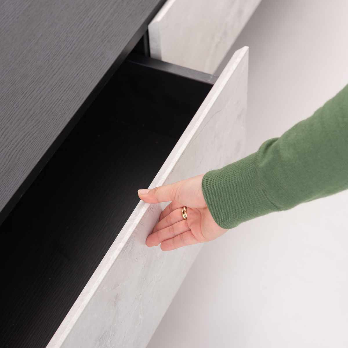 form ローボード 幅180cm リンデン 80型対応 完成品 ( テレビ台 TV台 テレビボード お掃除ロボット対応 フォーム 大理石調 リビングボード フラップ扉 引き出し ブラック ナチュラル ) 【ブラック】 ブラック