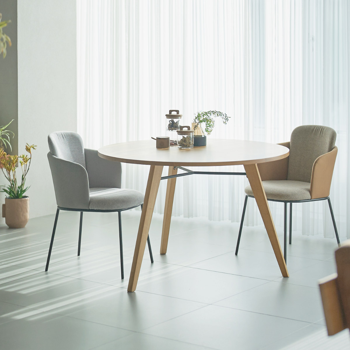 ダイニングテーブル 円型 直径110cm バルジ form ( テーブル 食卓テーブル 丸 机 木製 円形 天然木 ダイニング 食卓 木製テーブル オーク 3本脚 カフェテーブル コーヒーテーブル ) 【ブラウン】 ブラウン