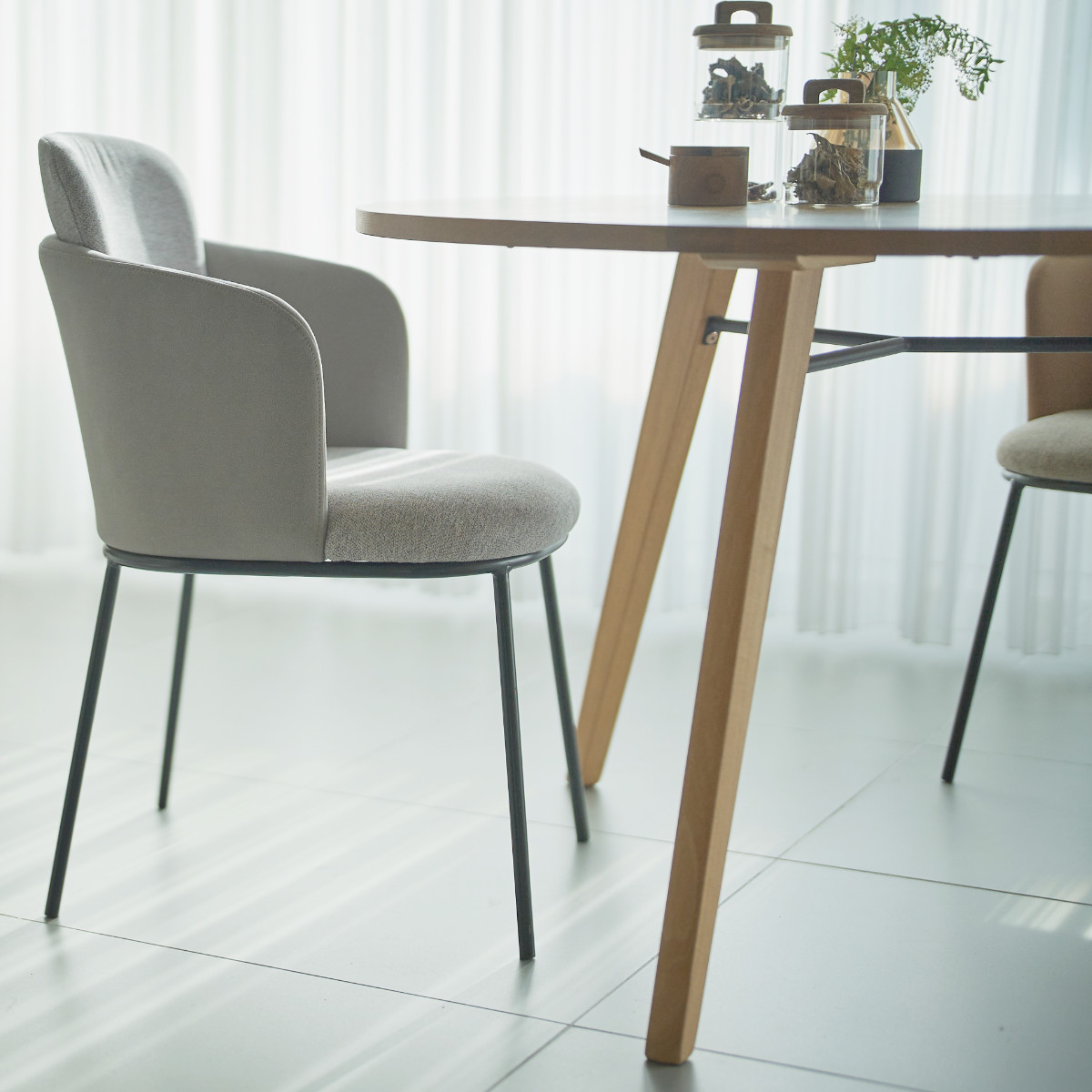 ダイニングテーブル 円型 直径110cm バルジ form ( テーブル 食卓テーブル 丸 机 木製 円形 天然木 ダイニング 食卓 木製テーブル オーク 3本脚 カフェテーブル コーヒーテーブル ) 【ブラウン】 ブラウン