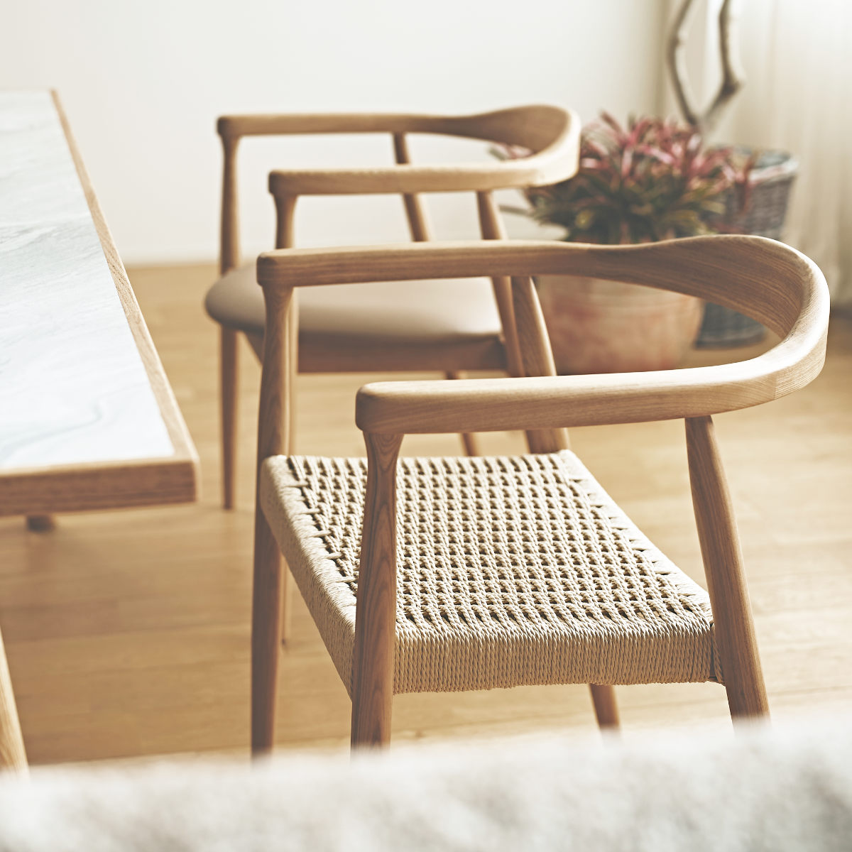 ダイニングチェア 座面高43cm ペーパーコード アームチェア ローゼル form ( 完成品 食卓椅子 チェア ダイニング イス 椅子 木製 天然木 肘付き リビングチェア 鹿の子編み アッシュ 食卓 リビング ダイニングチェアー 木製椅子 ) 【ブラック】 ブラック