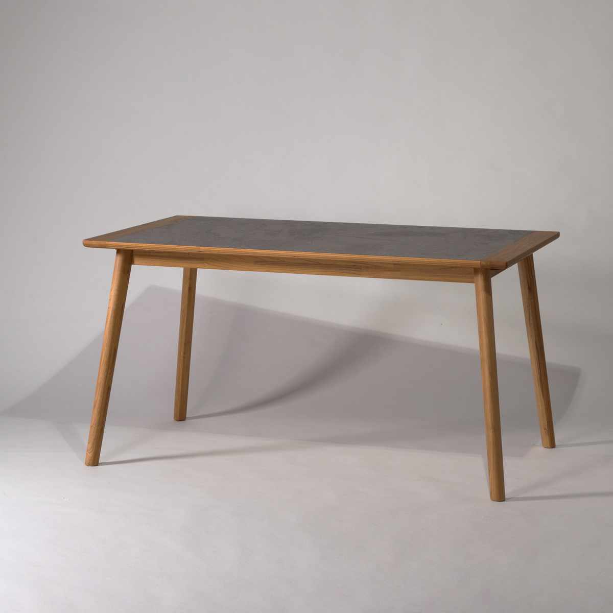 ダイニングテーブル 幅136cm アーティーク form ( テーブル 食卓テーブル 長方形 机 木製 天然木 モルタル調 ダイニング 食卓 リビングテーブル 作業台 木製テーブル ウッドテーブル 奥行80cm コンパクト ) 【ミドルブラウン】 ミドルブラウン