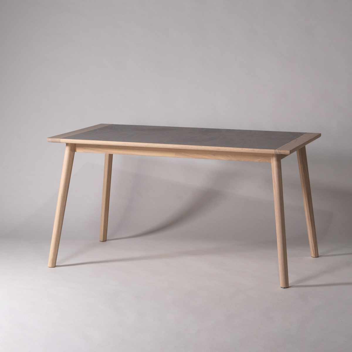 ダイニングテーブル 幅136cm アーティーク form ( テーブル 食卓テーブル 長方形 机 木製 天然木 モルタル調 ダイニング 食卓 リビングテーブル 作業台 木製テーブル ウッドテーブル 奥行80cm コンパクト ) 【ミドルブラウン】 ミドルブラウン