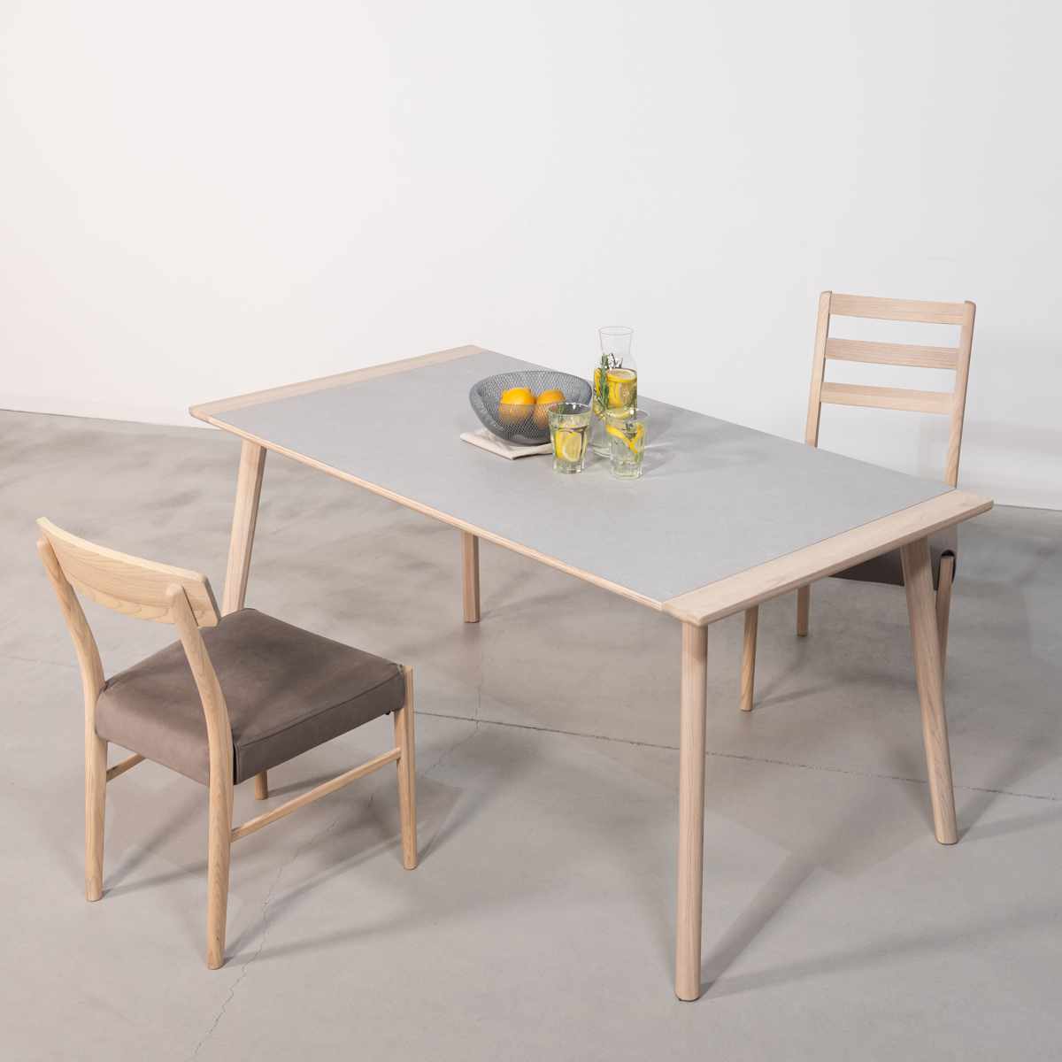 ダイニングテーブル 幅136cm アーティーク form ( テーブル 食卓テーブル 長方形 机 木製 天然木 モルタル調 ダイニング 食卓 リビングテーブル 作業台 木製テーブル ウッドテーブル 奥行80cm コンパクト ) 【ミドルブラウン】 ミドルブラウン