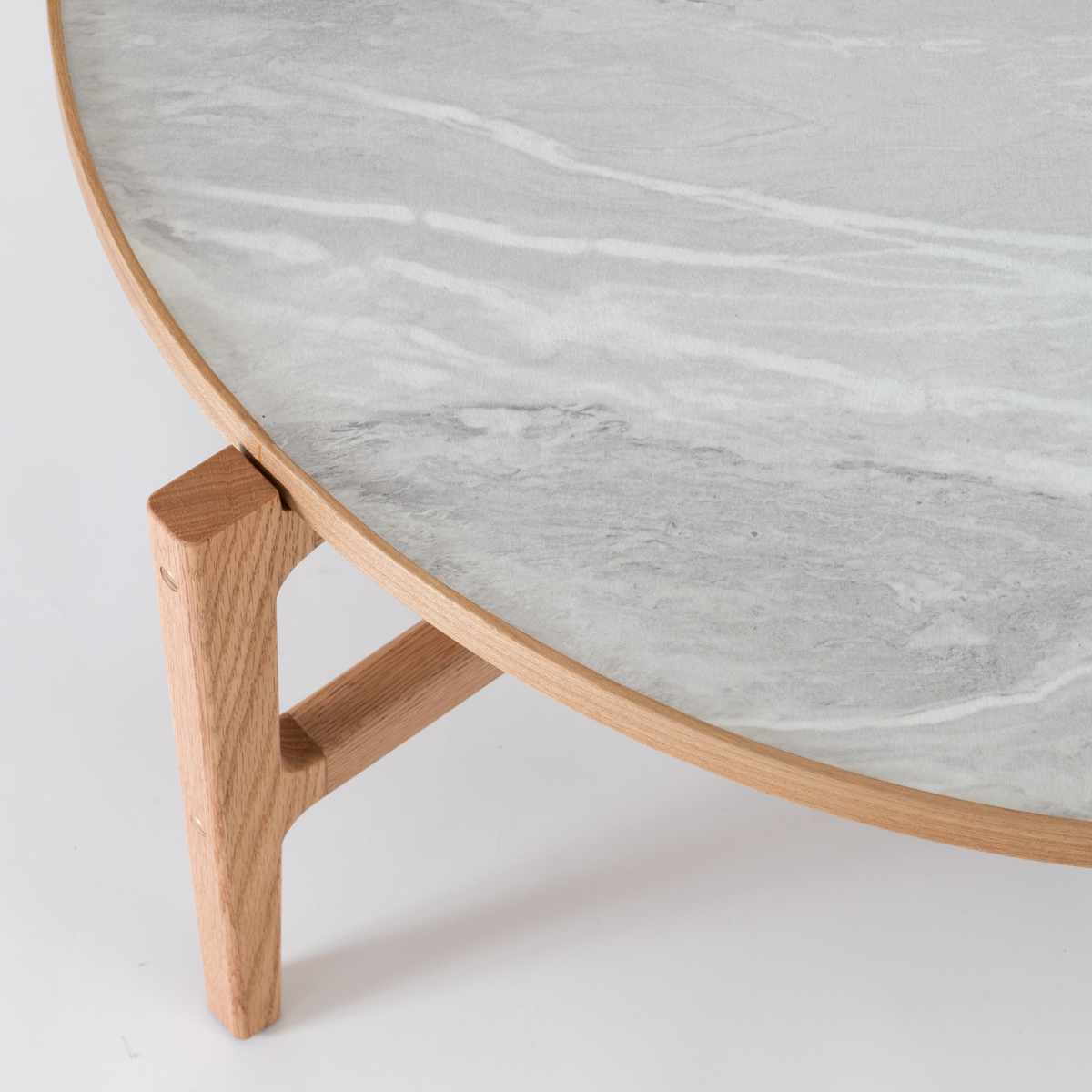 ローテーブル 円型 直径86.5cm クロッカス form ( リビングテーブル センターテーブル 木製 天然木 石目調 天板 丸 円形 テーブル 机 完成品 リビング 3本脚 丸テーブル ソファテーブル コーヒーテーブル ) 【ブラック】 ブラック