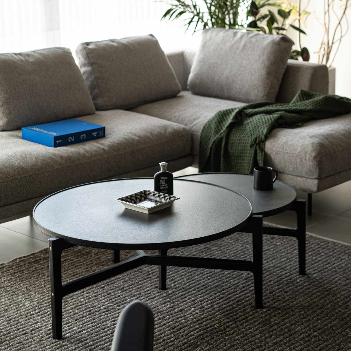 ローテーブル 円型 直径86.5cm クロッカス form ( リビングテーブル センターテーブル 木製 天然木 石目調 天板 丸 円形 テーブル 机 完成品 リビング 3本脚 丸テーブル ソファテーブル コーヒーテーブル ) 【ブラック】 ブラック