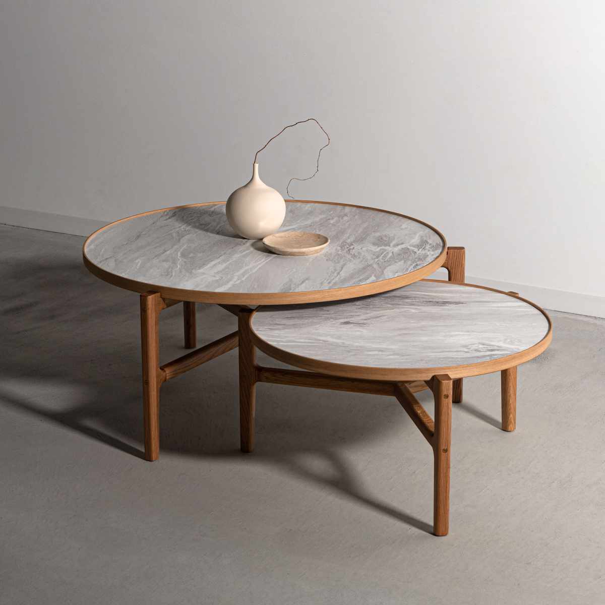 ローテーブル 円型 直径86.5cm クロッカス form ( リビングテーブル センターテーブル 木製 天然木 石目調 天板 丸 円形 テーブル 机 完成品 リビング 3本脚 丸テーブル ソファテーブル コーヒーテーブル ) 【ブラック】 ブラック