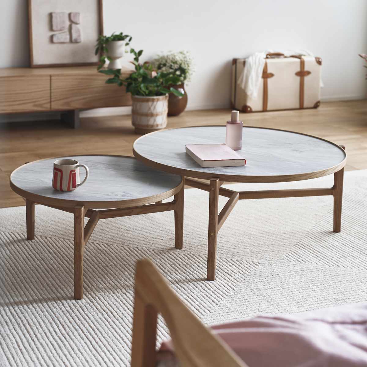 ローテーブル 円型 直径86.5cm クロッカス form ( リビングテーブル センターテーブル 木製 天然木 石目調 天板 丸 円形 テーブル 机 完成品 リビング 3本脚 丸テーブル ソファテーブル コーヒーテーブル ) 【ブラック】 ブラック