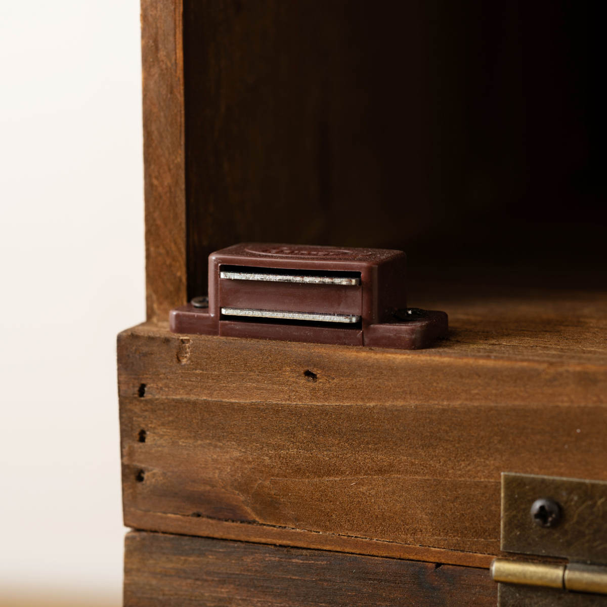 シューズラック 4段 木製 幅34.5cm ( シューズケース シューズボックス 下駄箱 スリム 靴収納 レトロ調 フラップ扉 収納 ラック 玄関収納 収納棚 靴 靴入れ 杉 キャビネット チェスト 家具 扉付き リビング収納 )