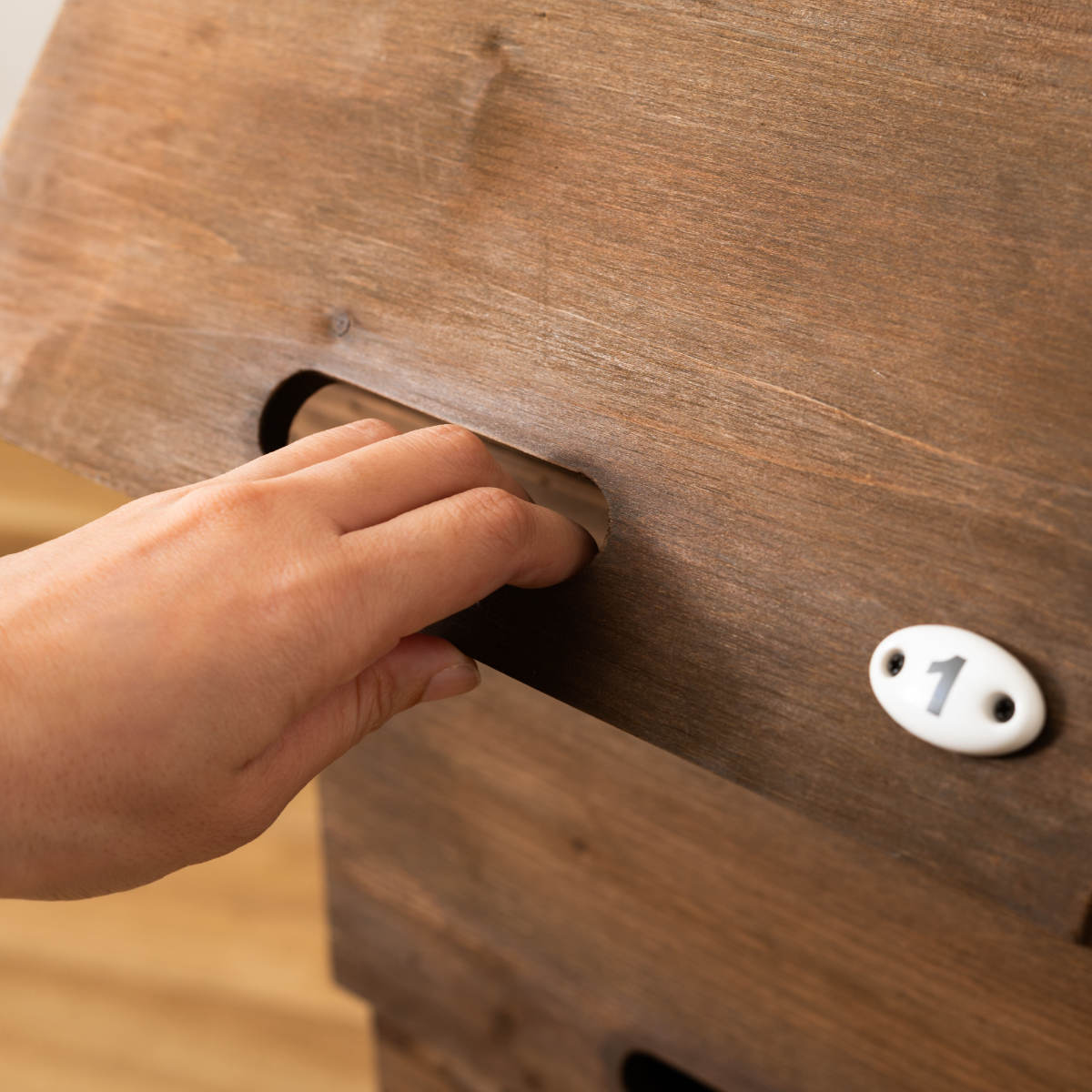 シューズラック 4段 木製 幅34.5cm ( シューズケース シューズボックス 下駄箱 スリム 靴収納 レトロ調 フラップ扉 収納 ラック 玄関収納 収納棚 靴 靴入れ 杉 キャビネット チェスト 家具 扉付き リビング収納 )