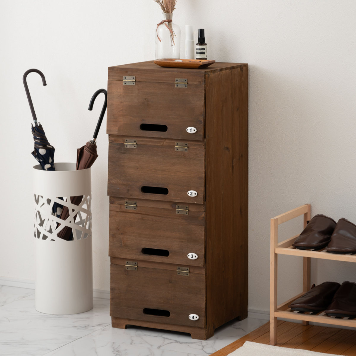 シューズラック 4段 木製 幅34.5cm ( シューズケース シューズボックス 下駄箱 スリム 靴収納 レトロ調 フラップ扉 収納 ラック 玄関収納 収納棚 靴 靴入れ 杉 キャビネット チェスト 家具 扉付き リビング収納 )