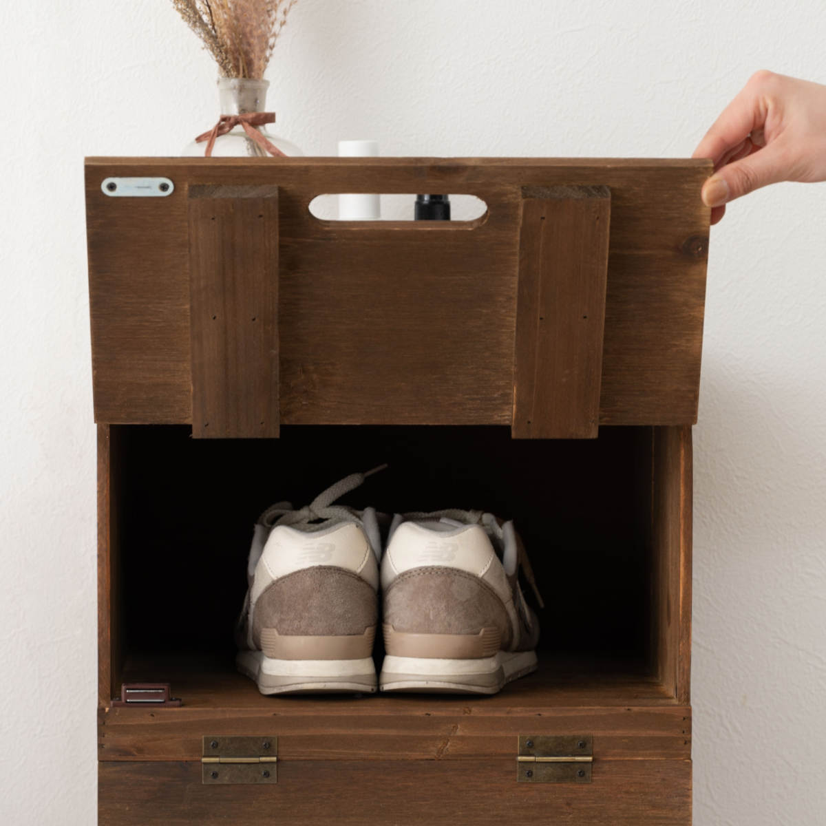 シューズラック 4段 木製 幅34.5cm ( シューズケース シューズボックス 下駄箱 スリム 靴収納 レトロ調 フラップ扉 収納 ラック 玄関収納 収納棚 靴 靴入れ 杉 キャビネット チェスト 家具 扉付き リビング収納 )