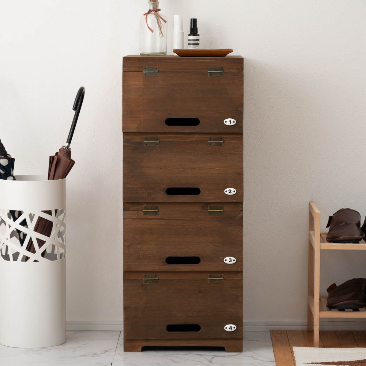 シューズラック 4段 木製 幅34.5cm ( シューズケース シューズボックス 下駄箱 スリム 靴収納 レトロ調 フラップ扉 収納 ラック 玄関収納 収納棚 靴 靴入れ 杉 キャビネット チェスト 家具 扉付き リビング収納 )