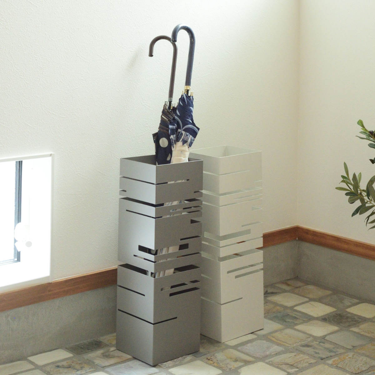 傘立て LFS-180 スチール製 （ 傘たて カサ立て アンブレラスタンド カサ 傘 かさ コンパクト モノトーン シンプル 角型 省スペース 玄関 エントランス 乾きやすい 丈夫 水受けトレイ付き ） 【グレー】