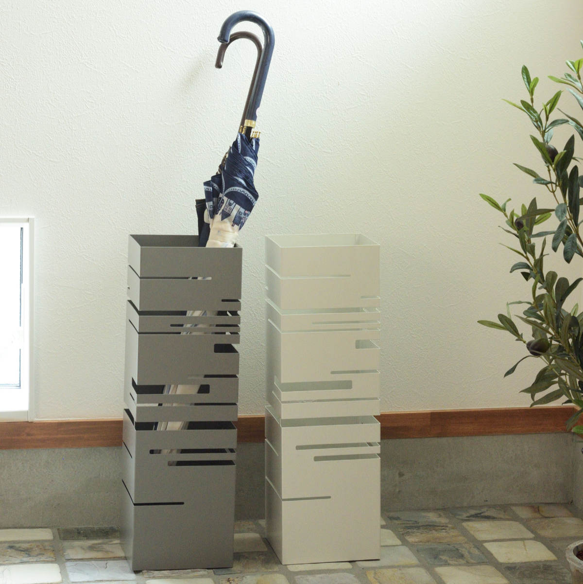 傘立て LFS-180 スチール製 ( 傘たて カサ立て アンブレラスタンド カサ 傘 かさ コンパクト モノトーン シンプル 角型 省スペース 玄関 エントランス 乾きやすい 丈夫 水受けトレイ付き ) 【グレー】 グレー