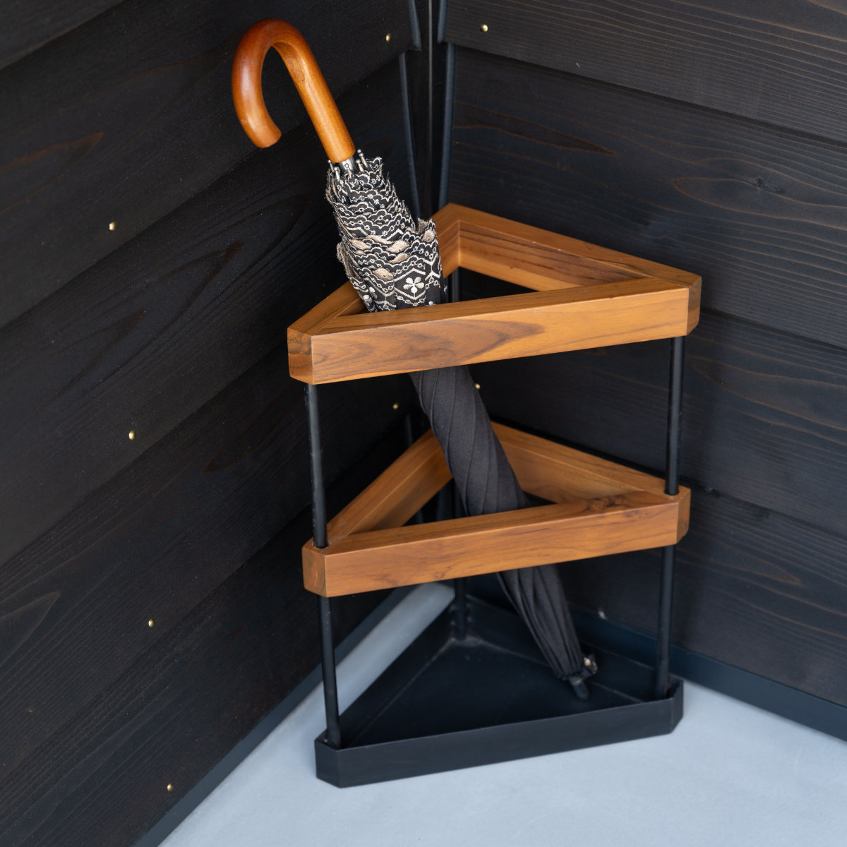 傘立て 三角 木製 スチール （ 傘たて スリム 玄関収納 省スペース コーナー 設置 天然木 ブラック 木 ウッド さんかく コンパクト 北欧 おしゃれ ）