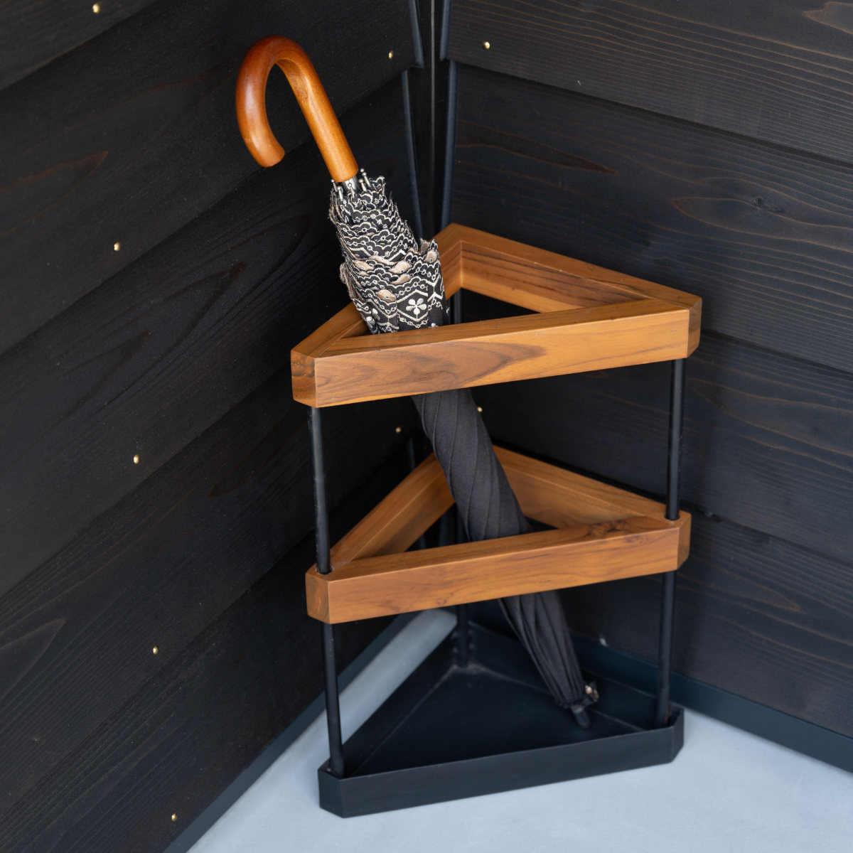 傘立て 三角 木製 スチール ( 傘たて スリム 玄関収納 省スペース コーナー 設置 天然木 ブラック 木 ウッド さんかく コンパクト 北欧 おしゃれ )