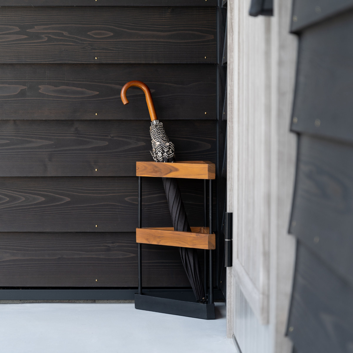 傘立て 三角 木製 スチール ( 傘たて スリム 玄関収納 省スペース コーナー 設置 天然木 ブラック 木 ウッド さんかく コンパクト 北欧 おしゃれ )