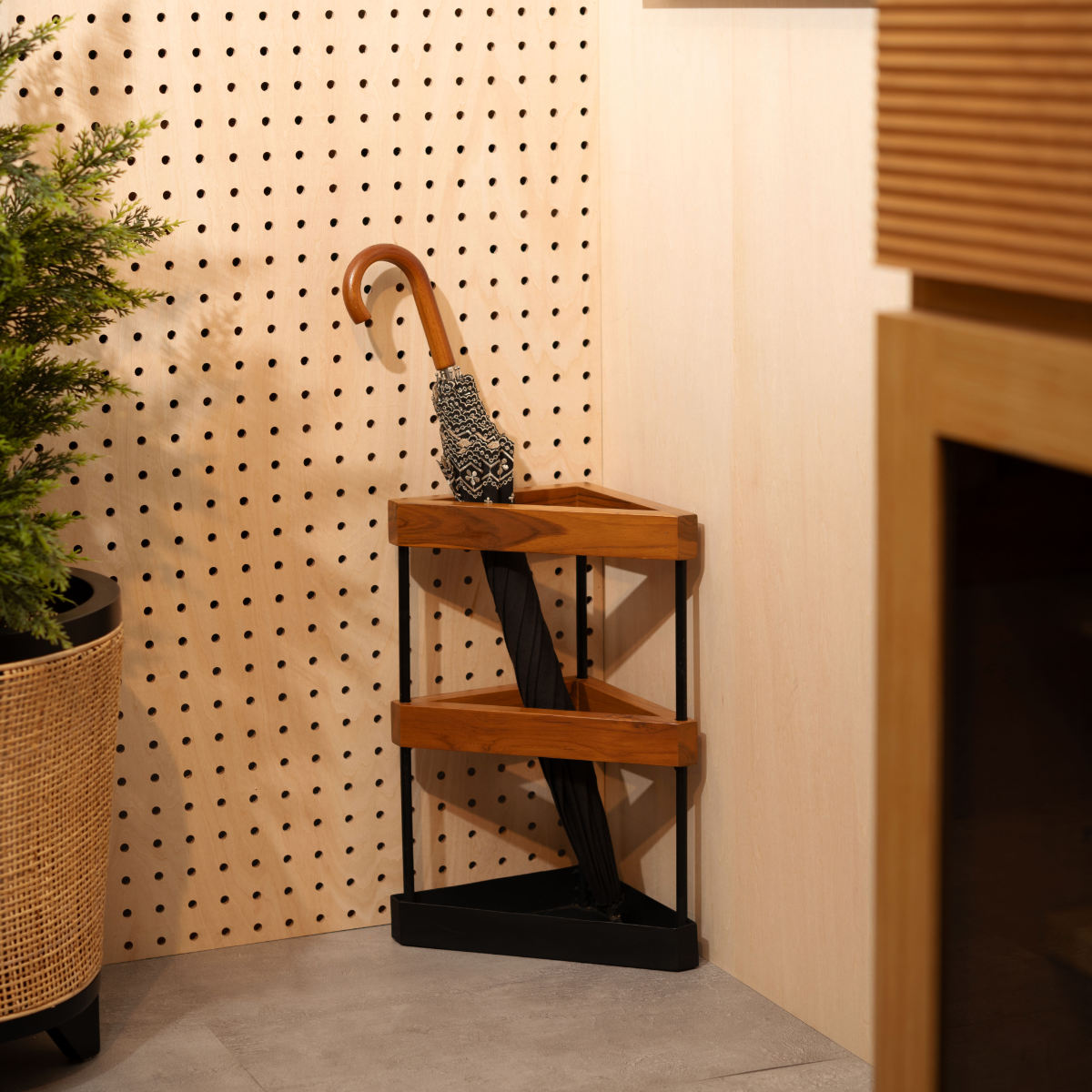 傘立て 三角 木製 スチール ( 傘たて スリム 玄関収納 省スペース コーナー 設置 天然木 ブラック 木 ウッド さんかく コンパクト 北欧 おしゃれ )