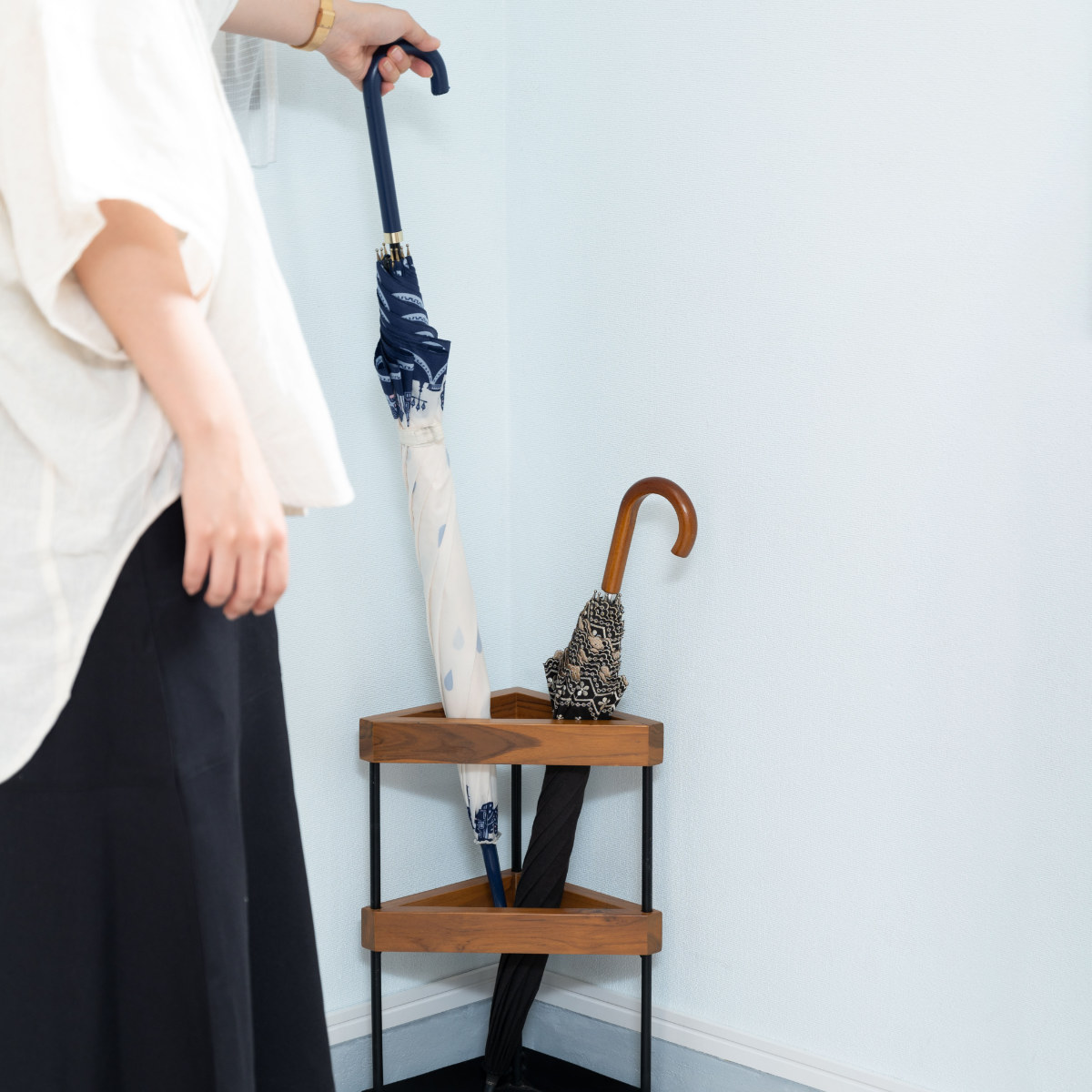 傘立て 三角 木製 スチール ( 傘たて スリム 玄関収納 省スペース コーナー 設置 天然木 ブラック 木 ウッド さんかく コンパクト 北欧 おしゃれ )