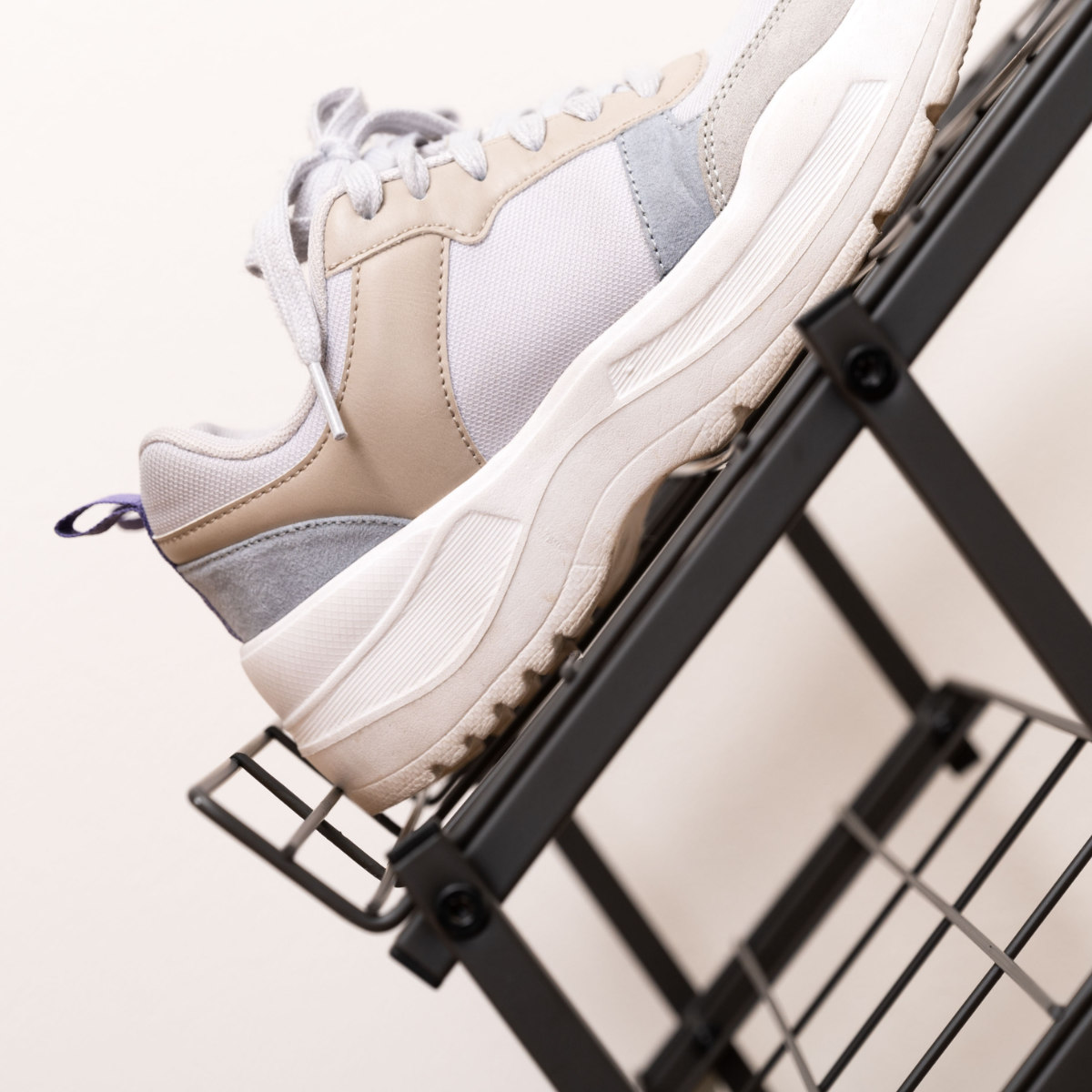 シューズラック フォールディングシューズラック スチール ( 玄関 靴 収納 下駄箱 折りたたみ ラック 見せる収納 スリッパラック コンパクト コレクションラック たためる ブラック ホワイト ) 【ホワイト】 ホワイト