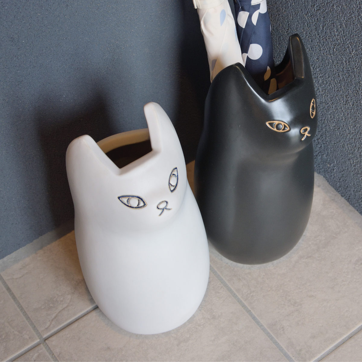 傘立て ネコ 45cm 陶器 ( 傘たて 猫 玄関収納 スリム アンブレラスタンド かわいい 猫グッズ 傘入れ 猫型 アニマル 錆びない 北欧 玄関 収納 ) 【ブラック】 ブラック