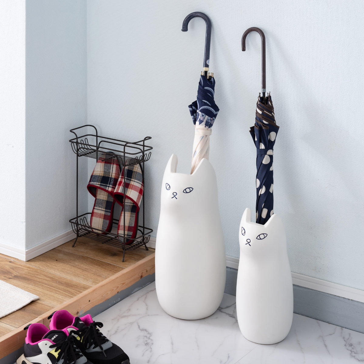 傘立て ネコ 45cm 陶器 ( 傘たて 猫 玄関収納 スリム アンブレラスタンド かわいい 猫グッズ 傘入れ 猫型 アニマル 錆びない 北欧 玄関 収納 ) 【ブラック】 ブラック