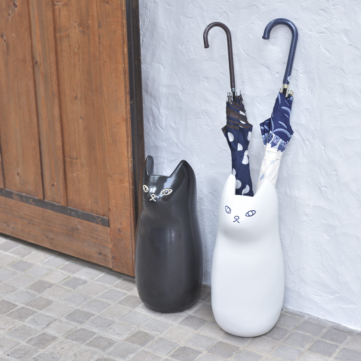 傘立て ネコ 45cm 陶器 ( 傘たて 猫 玄関収納 スリム アンブレラスタンド かわいい 猫グッズ 傘入れ 猫型 アニマル 錆びない 北欧 玄関 収納 ) 【ブラック】 ブラック