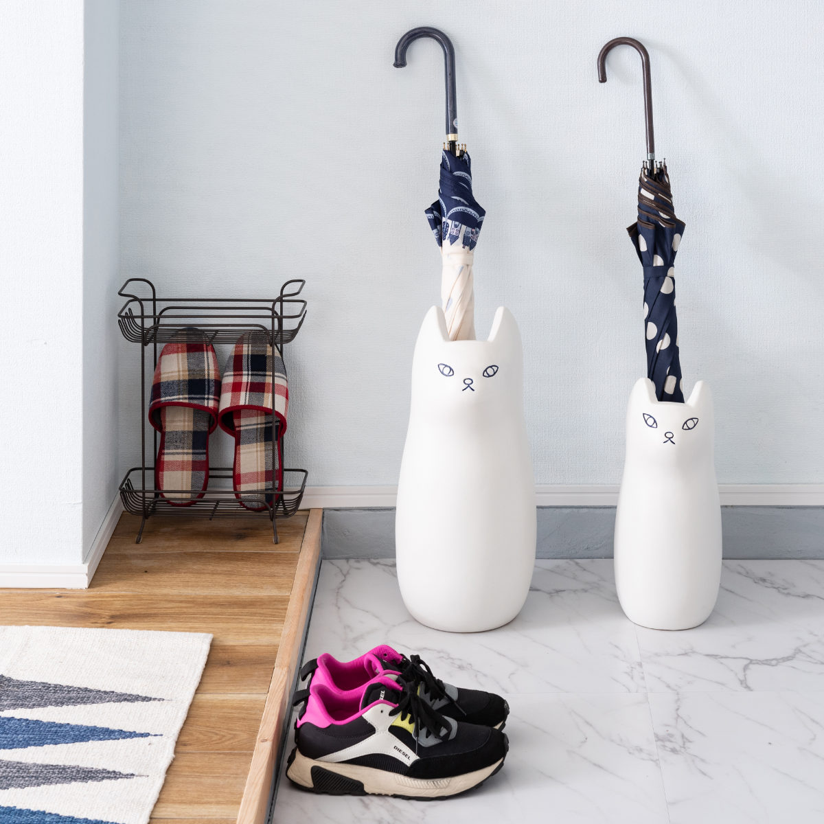 傘立て ネコ 34.5cm 陶器 ( 傘たて 猫 玄関収納 スリム アンブレラスタンド かわいい 猫グッズ 傘入れ 猫型 アニマル 錆びない 北欧 玄関 収納 ) 【ホワイト】 ホワイト