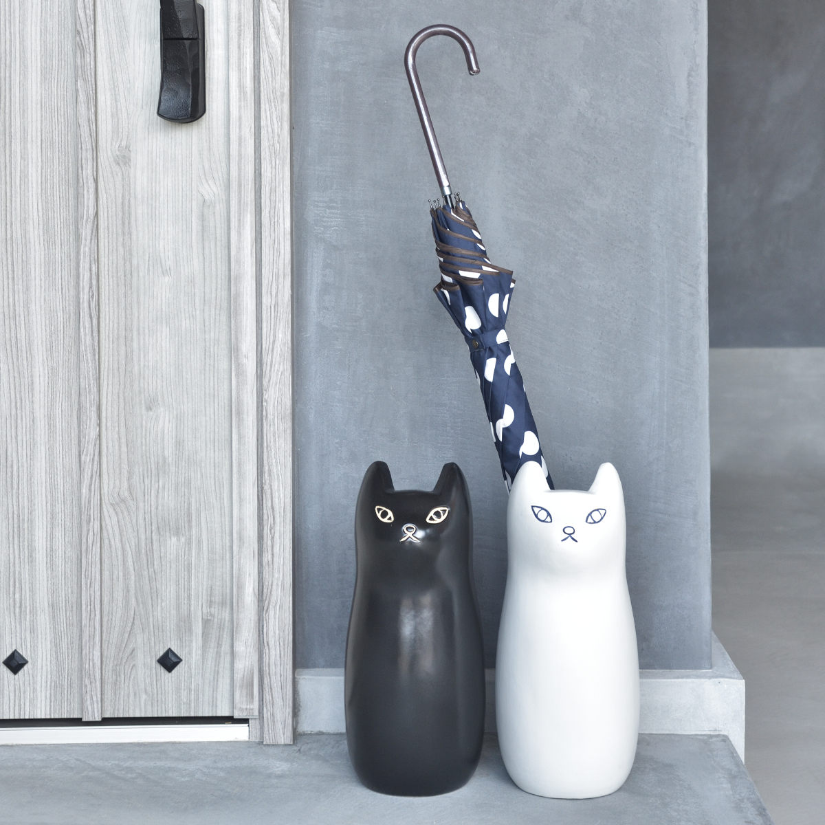 傘立て ネコ 34.5cm 陶器 ( 傘たて 猫 玄関収納 スリム アンブレラスタンド かわいい 猫グッズ 傘入れ 猫型 アニマル 錆びない 北欧 玄関 収納 ) 【ホワイト】 ホワイト